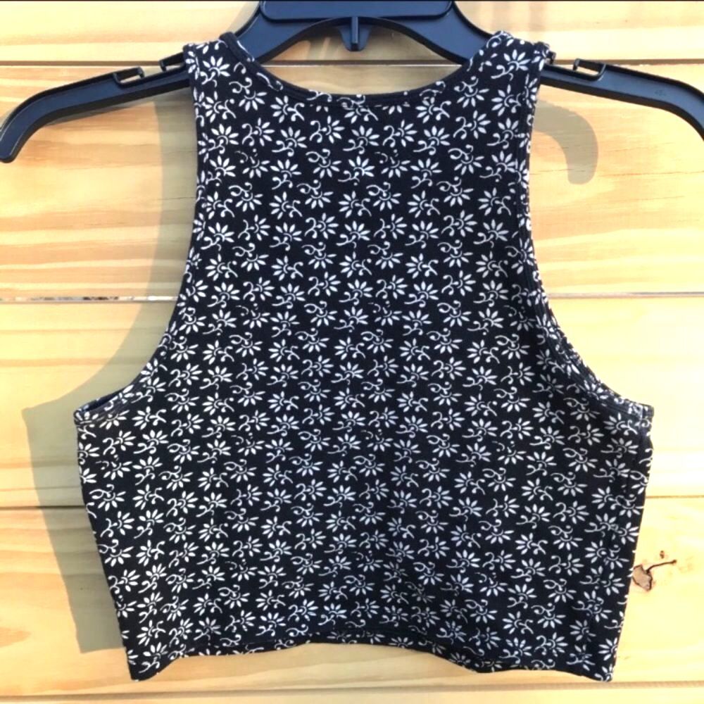 Aeropostale Crop Tank Size Medium Black Floral - Picture 2 of 5